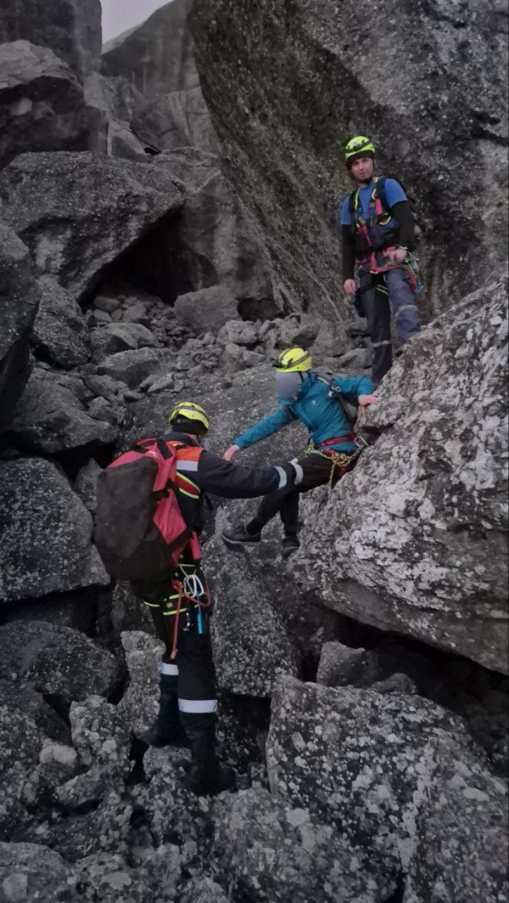 В горах под Алуштой спасли заблудившихся женщину и ребенка В горах под Алуштой спасли заблудившихся женщину и ребенка