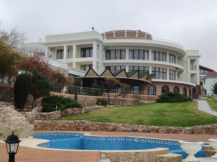 Земля теперь частная, а не в аренде: отец Алсу под Севастополем продает виллу за миллиард Земля теперь частная, а не в аренде: отец Алсу под Севастополем продает виллу за миллиард