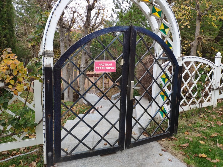 Земля теперь частная, а не в аренде: отец Алсу под Севастополем продает виллу за миллиард Земля теперь частная, а не в аренде: отец Алсу под Севастополем продает виллу за миллиард