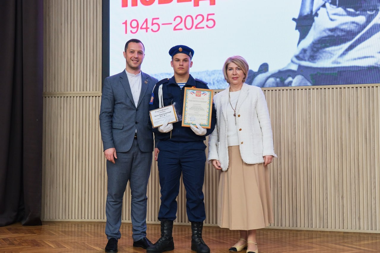 Янина Павленко: Почётный караул Ялтинской школы №7 – лучший по итогам осеннего этапа 5-ой «Вахты Памяти поколений – Пост №1» Янина Павленко: Почётный караул Ялтинской школы №7 – лучший по итогам осеннего этапа 5-ой «Вахты Памяти поколений – Пост №1»