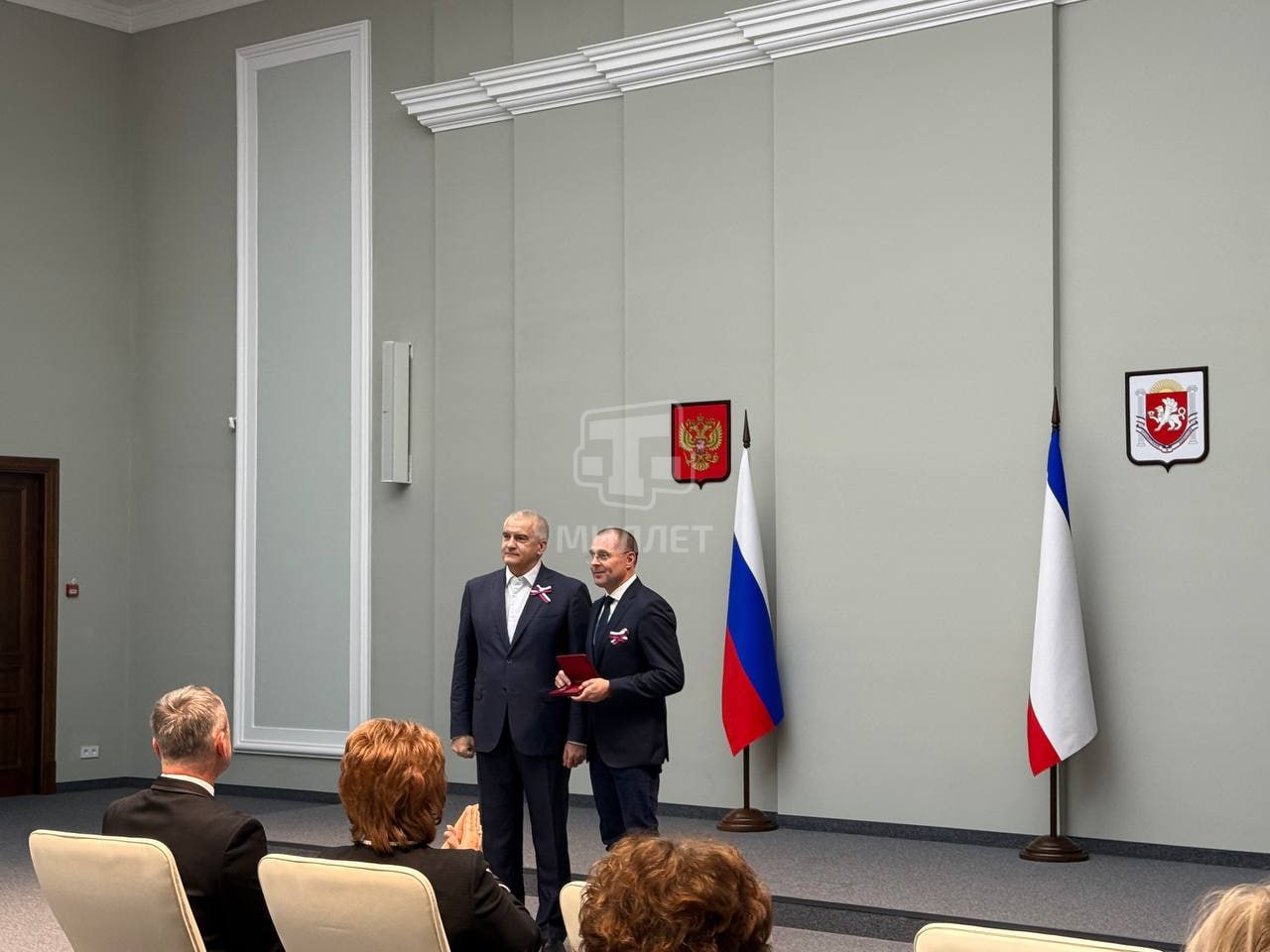 Глава Крыма Сергей Аксёнов вручил крымчанам заслуженные награды и первые паспорта в преддверии Дня народного единства, передаёт корреспондент телеканала «Миллет» Глава Крыма Сергей Аксёнов вручил крымчанам заслуженные награды и первые паспорта в преддверии Дня народного единства, передаёт корреспондент телеканала «Миллет»