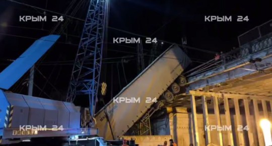 Фуру, рухнувшую с моста в Симферополе, убрали