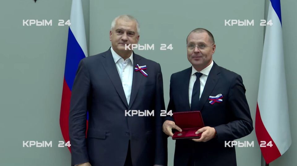 Аксёнов наградил крымчан в преддверии Дня народного единства