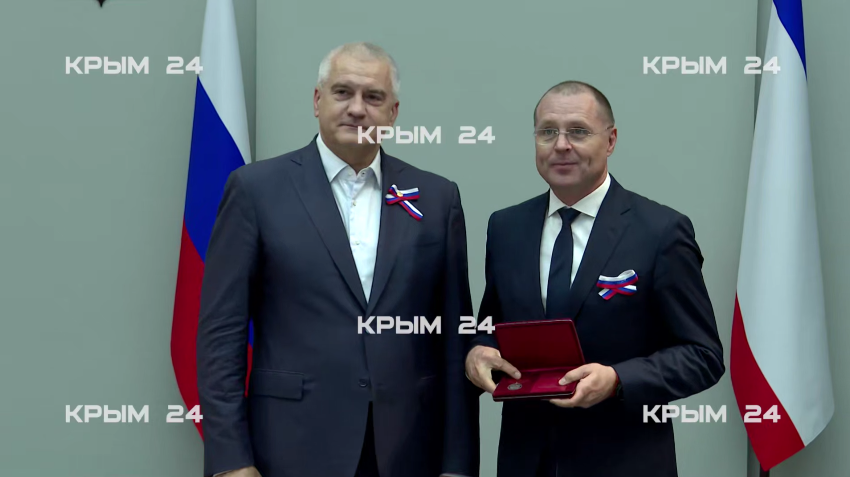 Аксёнов наградил крымчан в преддверии Дня народного единства