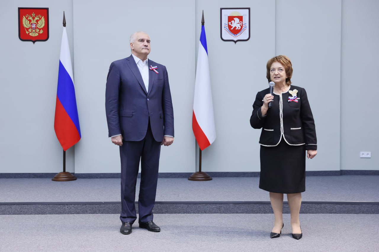 Сергей Аксёнов: В преддверии Дня народного единства традиционно отмечаем наградами работников различных отраслей и вручаем первые паспорта гражданина Российской Федерации 14-летним жителям Республики Крым Сергей Аксёнов: В преддверии Дня народного единства традиционно отмечаем наградами работников различных отраслей и вручаем первые паспорта гражданина Российской Федерации 14-летним жителям Республики Крым