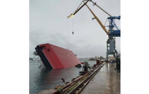 ТАСС: число погибших при опрокидывании плавкрана в Севастополе выросло до трех ТАСС: число погибших при опрокидывании плавкрана в Севастополе выросло до трех