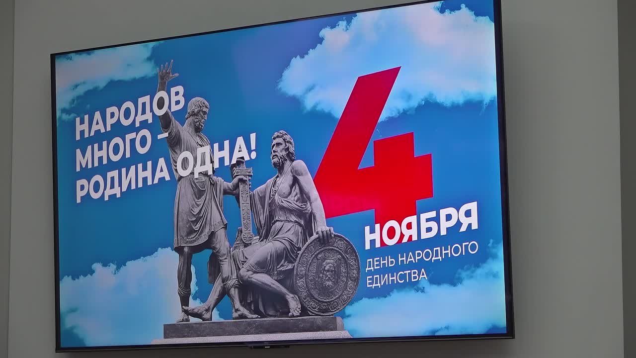 Сегодня Глава Республики Крым Сергей Аксёнов на торжественном мероприятии, посвященном Дню народного единства, вручил нагрудный знак и удостоверение о присвоении почетного звания «Заслуженного врача Российской Федерации»...