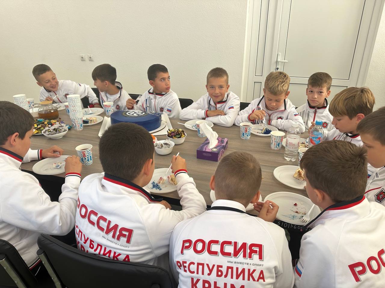 Ольга Торубарова: Вот такой прекрасный торт своим воспитанникам подарил Куртсеитов Сейт-Осман Сейт-Асанович - президент Региональной общественной организации «Федерация микрофутзала Республики Крым» вместе с тренерами в... Ольга Торубарова: Вот такой прекрасный торт своим воспитанникам подарил Куртсеитов Сейт-Осман Сейт-Асанович - президент Региональной общественной организации «Федерация микрофутзала Республики Крым» вместе с тренерами в...