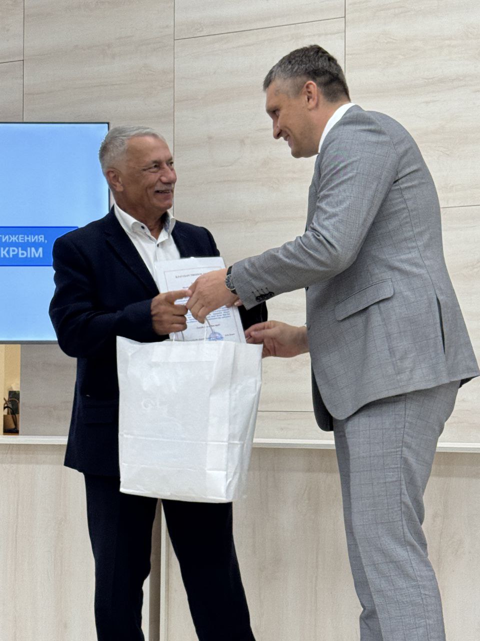 В торжественной обстановке сегодня прошло награждение работников ГУП РК "Крымавтодор" приуроченное к профессиональному празднику