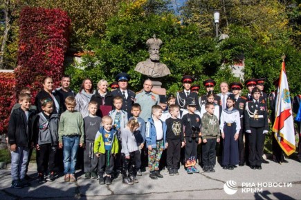 Кадры с открытия выставки проекта РИА Новости Крым "Защитники земли русской" в Массандровском дворце