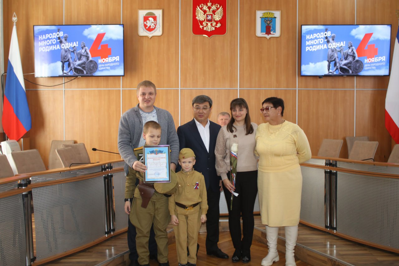 Сегодня перед открытием пленарного заседания Феодосийского городского совета состоялась церемония награждения активных жителей округа в связи с Днем народного единства