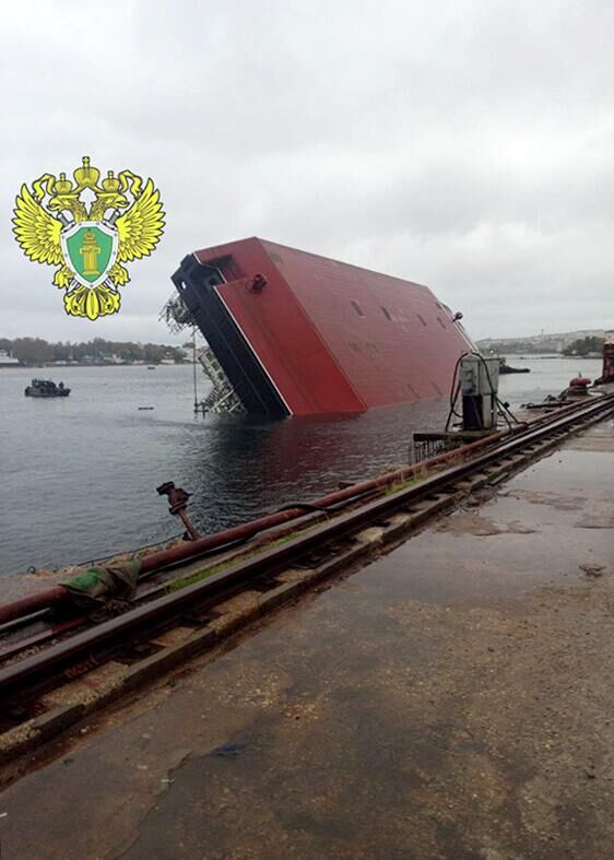 Число погибших при крушении плавучего крана в Севастополе возросло до трех