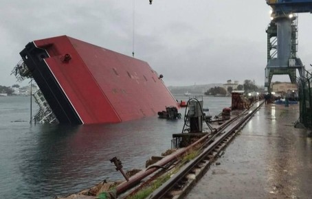 ТАСС: число погибших при опрокидывании плавкрана в Севастополе выросло до трех