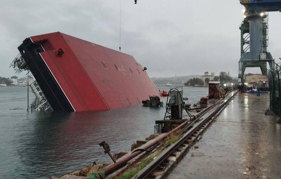 ТАСС: число погибших при опрокидывании плавкрана в Севастополе выросло до трех