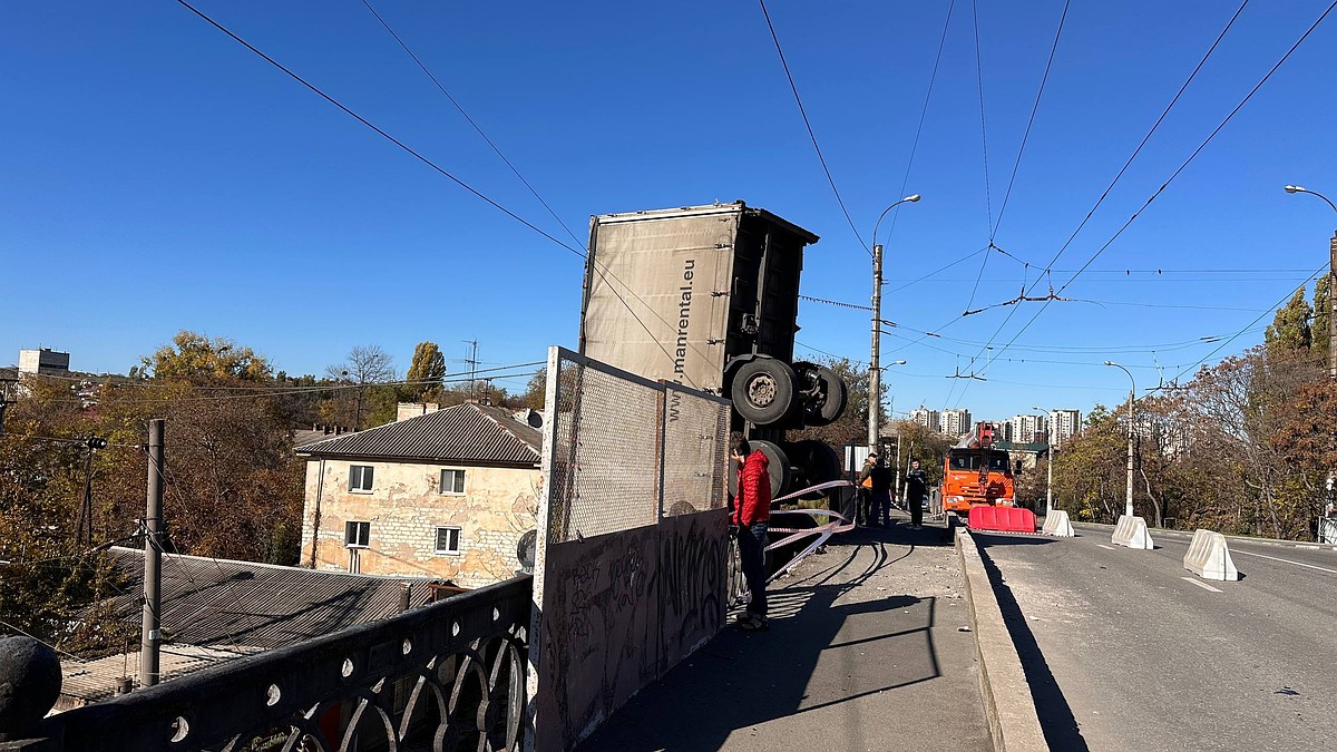 В Симферополе сняли троллейбусные провода на мосту, с которого упала фура