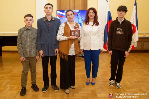 В преддверии Дня народного единства крымчанам вручили заслуженные награды и первые паспорта В преддверии Дня народного единства крымчанам вручили заслуженные награды и первые паспорта