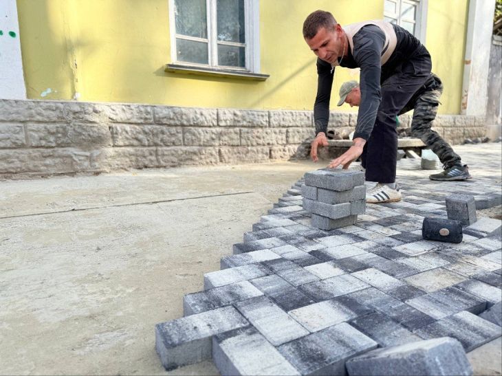 В центре Керчи продолжаются работы по обновлению пешеходных зон