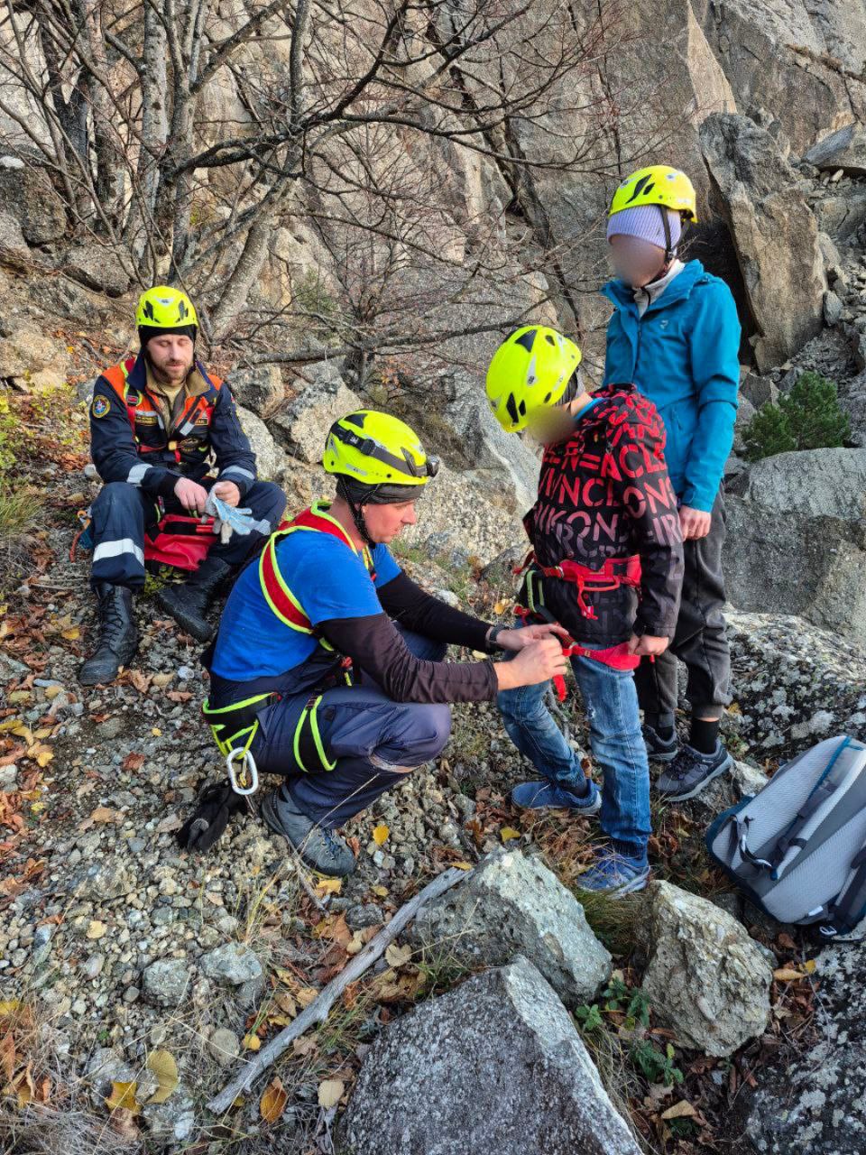 В горах под Алуштой спасли заблудившихся женщину и ребенка В горах под Алуштой спасли заблудившихся женщину и ребенка