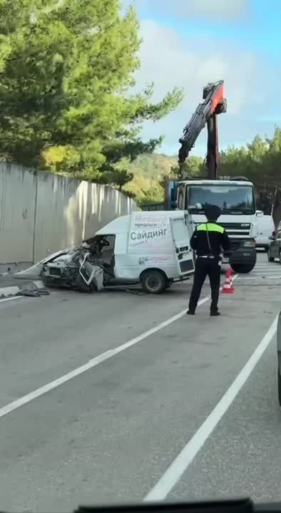 На Южнобережном шоссе в Крыму произошла авария с двумя автомобилями