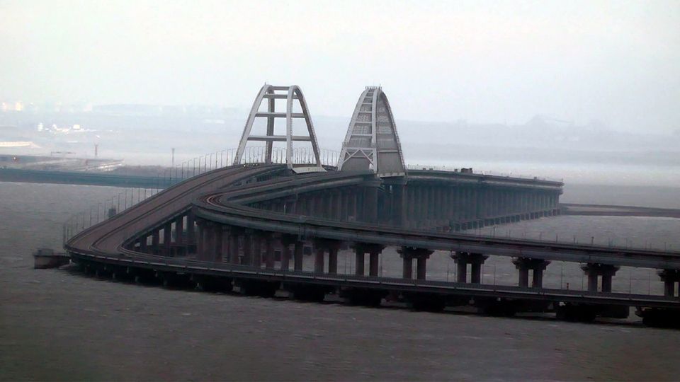 С 3 ноября нельзя будет проехать по Крымскому мосту на электромобилях и гибридных машинах со стороны Кубани