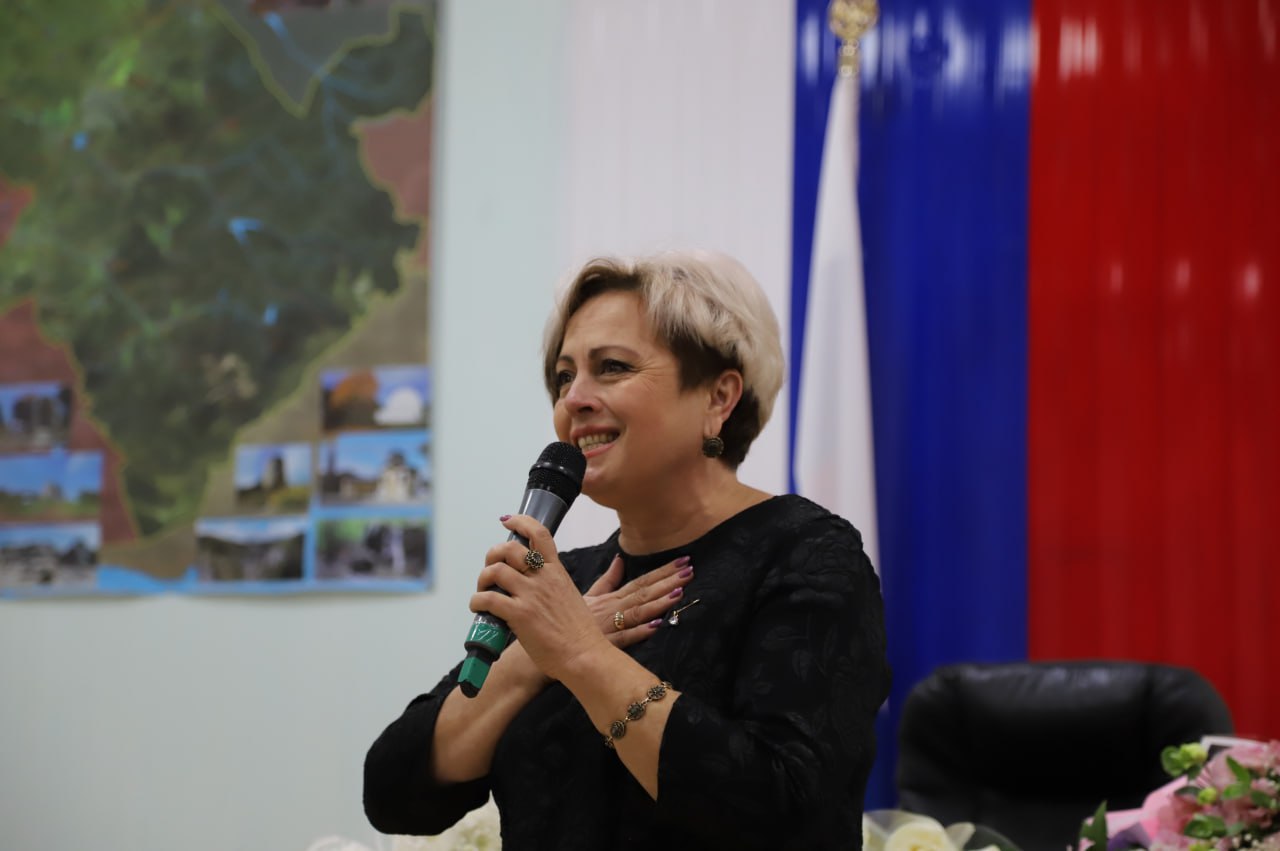 В большом зале администрации Бахчисарайского района состоялось торжественное собрание, посвящённое Дню народного единства В большом зале администрации Бахчисарайского района состоялось торжественное собрание, посвящённое Дню народного единства