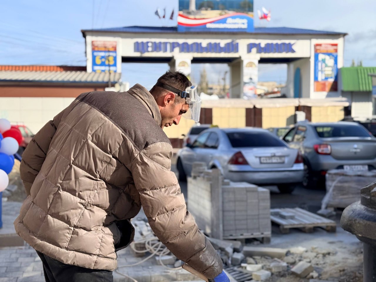 Олег Каторгин: В центре Керчи продолжаются работы по обновлению пешеходных зон Олег Каторгин: В центре Керчи продолжаются работы по обновлению пешеходных зон