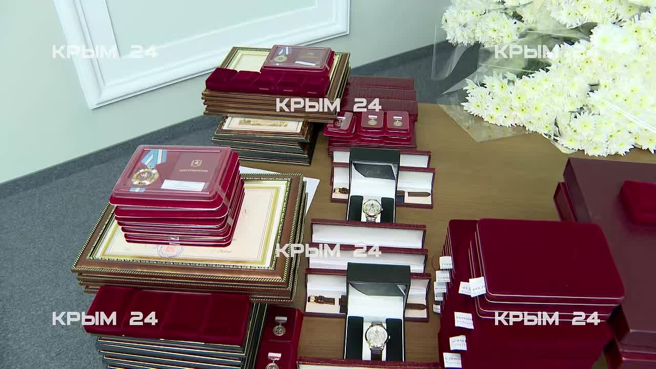 Аксёнов наградил крымчан в преддверии Дня народного единства