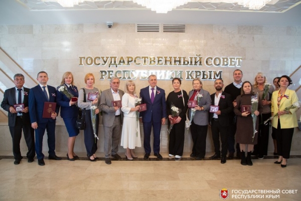 В преддверии Дня народного единства крымчанам вручили заслуженные награды и первые паспорта
