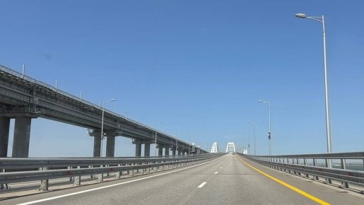 Перед Крымским мостом образовалась очередь