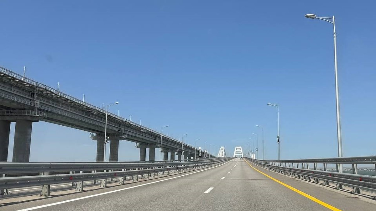 Перед Крымским мостом образовалась очередь