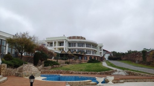 Земля теперь частная, а не в аренде: отец Алсу под Севастополем продает виллу за миллиард