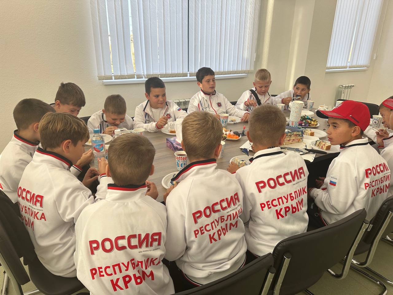 Ольга Торубарова: Вот такой прекрасный торт своим воспитанникам подарил Куртсеитов Сейт-Осман Сейт-Асанович - президент Региональной общественной организации «Федерация микрофутзала Республики Крым» вместе с тренерами в... Ольга Торубарова: Вот такой прекрасный торт своим воспитанникам подарил Куртсеитов Сейт-Осман Сейт-Асанович - президент Региональной общественной организации «Федерация микрофутзала Республики Крым» вместе с тренерами в...