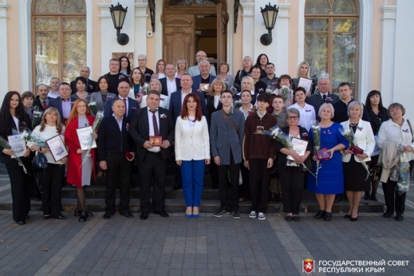 В преддверии Дня народного единства крымчанам вручили заслуженные награды и первые паспорта В преддверии Дня народного единства крымчанам вручили заслуженные награды и первые паспорта