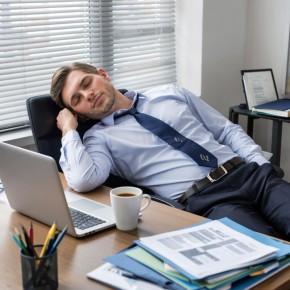 Юрист сообщил, что за сон на работе сотруднику грозит дисциплинарная ответственность