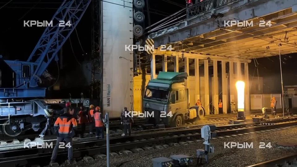 Как убирали рухнувшую с моста в Симферополе фуру