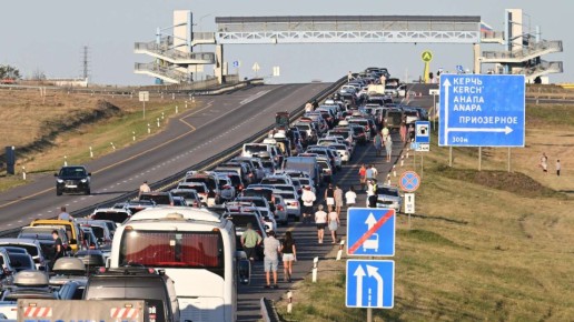 Крымский мост сейчас: очередь с обеих сторон продолжает расти