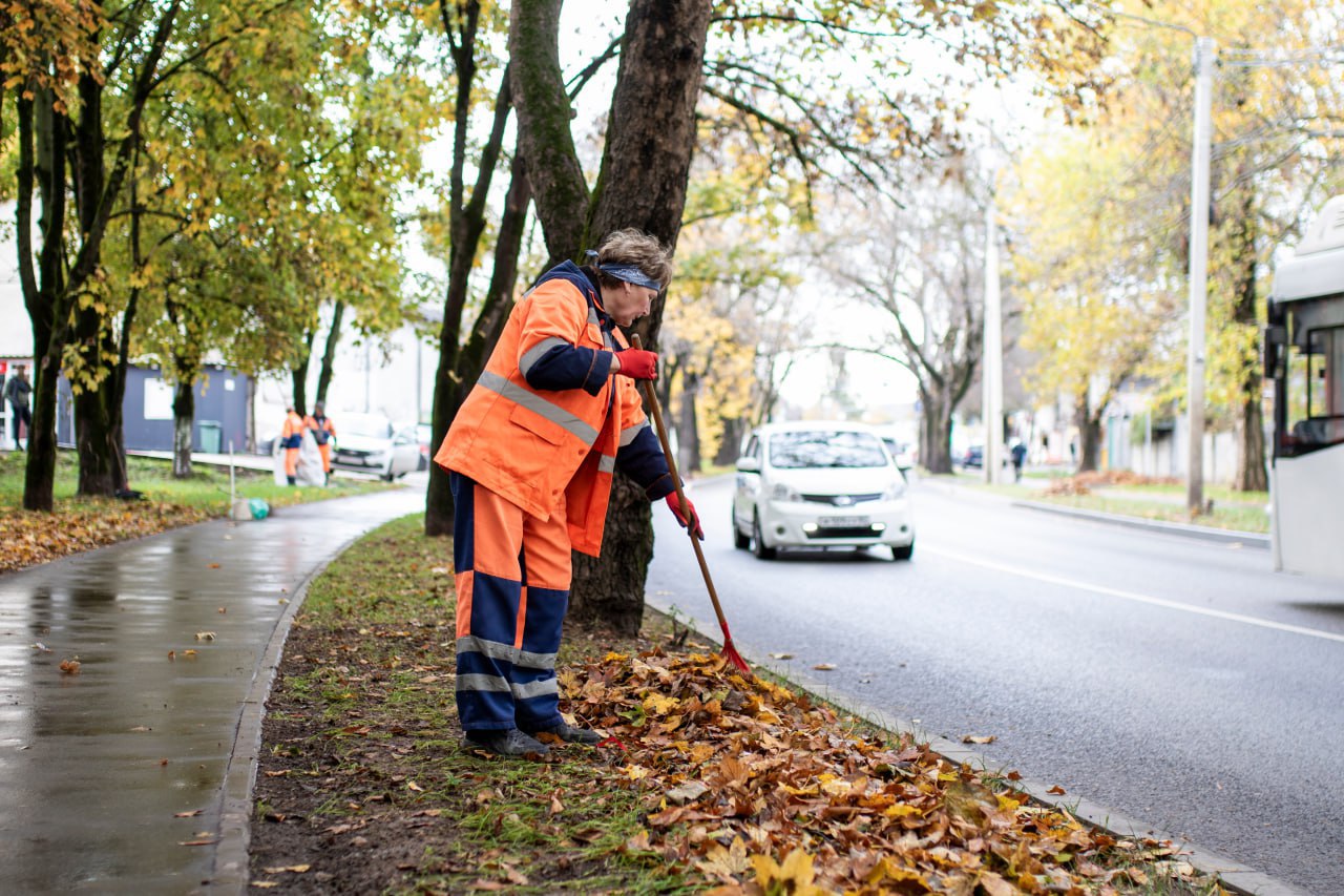 Сотрудники МБУ «Город» неустанно трудятся, чтобы наш город оставался чистым и уютным Сотрудники МБУ «Город» неустанно трудятся, чтобы наш город оставался чистым и уютным