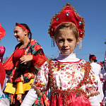 Представители разных национальностей исполнили танец «Калинка-малинка» в Симферополе Представители разных национальностей исполнили танец «Калинка-малинка» в Симферополе