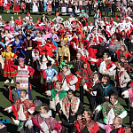 Представители разных национальностей исполнили танец «Калинка-малинка» в Симферополе Представители разных национальностей исполнили танец «Калинка-малинка» в Симферополе