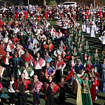 Представители разных национальностей исполнили танец «Калинка-малинка» в Симферополе Представители разных национальностей исполнили танец «Калинка-малинка» в Симферополе