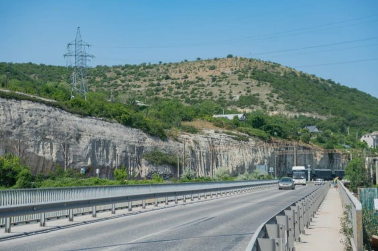 На мосту через реку Черная в Инкермане на неделю введут реверсивное движение