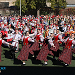 Представители разных национальностей исполнили танец «Калинка-малинка» в Симферополе Представители разных национальностей исполнили танец «Калинка-малинка» в Симферополе