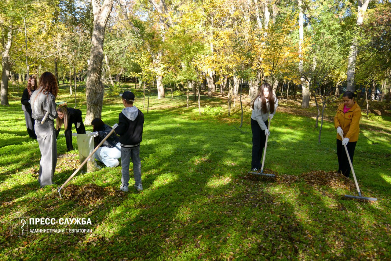 «Чистый Крым» в Евпатории. Евпаторийцы приняли участие в экологической акции в рамках партийного проекта Единой России «Чистый Крым»! К субботнику присоединились депутаты Евпаторийского городского совета, глава администрации... «Чистый Крым» в Евпатории. Евпаторийцы приняли участие в экологической акции в рамках партийного проекта Единой России «Чистый Крым»! К субботнику присоединились депутаты Евпаторийского городского совета, глава администрации...