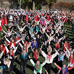 Представители разных национальностей исполнили танец «Калинка-малинка» в Симферополе Представители разных национальностей исполнили танец «Калинка-малинка» в Симферополе