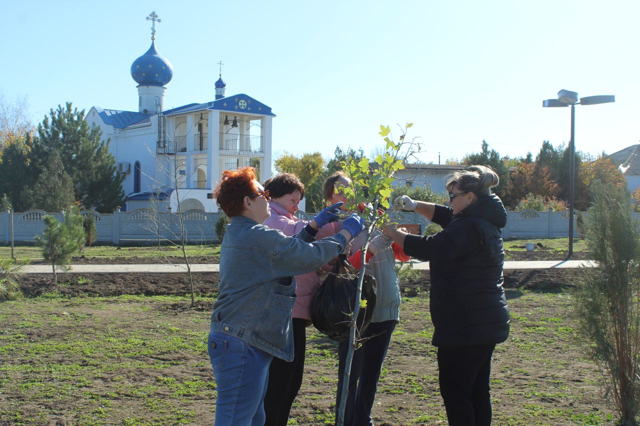 В рамках партийного проекта «Единой России» «Чистый Крым» на территории Советского района состоялась экологическая акция «Посади своё дерево жизни» В рамках партийного проекта «Единой России» «Чистый Крым» на территории Советского района состоялась экологическая акция «Посади своё дерево жизни»