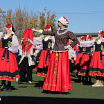 Представители разных национальностей исполнили танец «Калинка-малинка» в Симферополе Представители разных национальностей исполнили танец «Калинка-малинка» в Симферополе