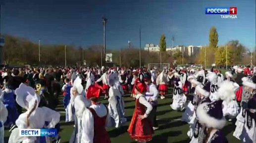 В Симферополе прошёл флешмоб: представители разных народов в своих национальных костюмах станцевали знаменитую «Калинку»