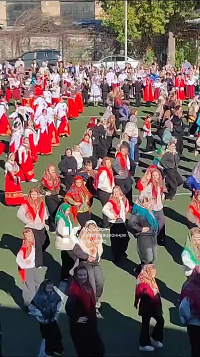 В преддверии празднования Дня народного единства свыше тысячи крымчан, представляющих разные национальности и вероисповедания, исполнили танец «Калинка-малинка»