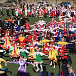 Представители разных национальностей исполнили танец «Калинка-малинка» в Симферополе Представители разных национальностей исполнили танец «Калинка-малинка» в Симферополе