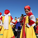 Представители разных национальностей исполнили танец «Калинка-малинка» в Симферополе Представители разных национальностей исполнили танец «Калинка-малинка» в Симферополе